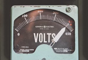 Best Ebike Battery: Voltmeter reading 400 volts